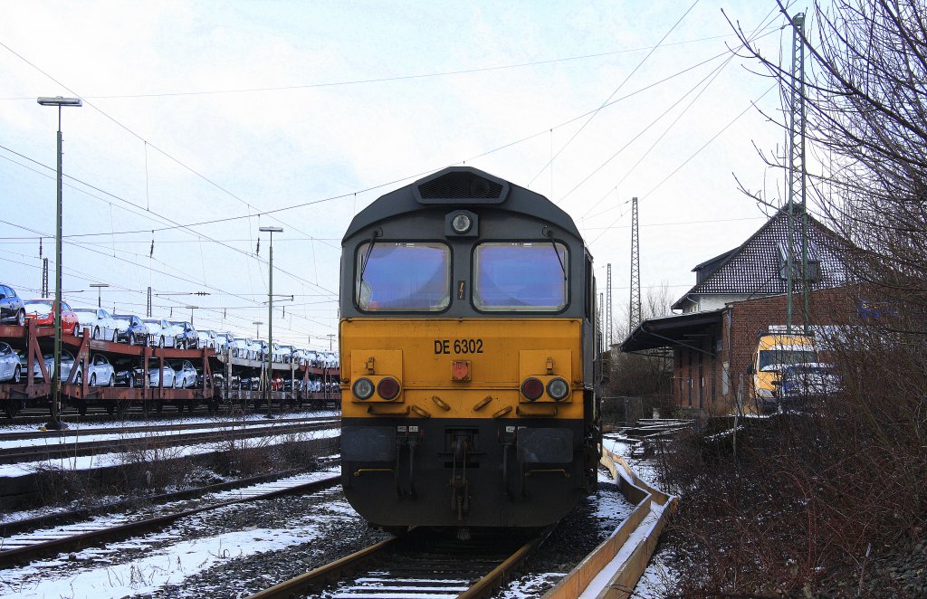 Die Class 66 DE6302 von DLC Railways stand auf dem abstellgleis in Aachen-West an der Laderampe im Schnee am 19.2.2012. 
