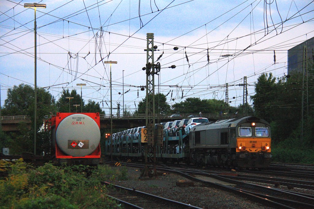 Die Class 66 DE6302 von DLC Railways kommt mit einem Autozug aus Belgien und f�hrt in Aachen-West ein in der Abendstimmung am 22.8.2012.
