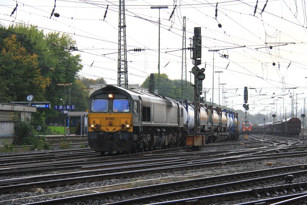 Die Class 66 DE6302 von DLC Railways fhrt mit einem Containerzug von Aachen-West nach Belgien bei Regenwetter am Abend des 27.9.2012.