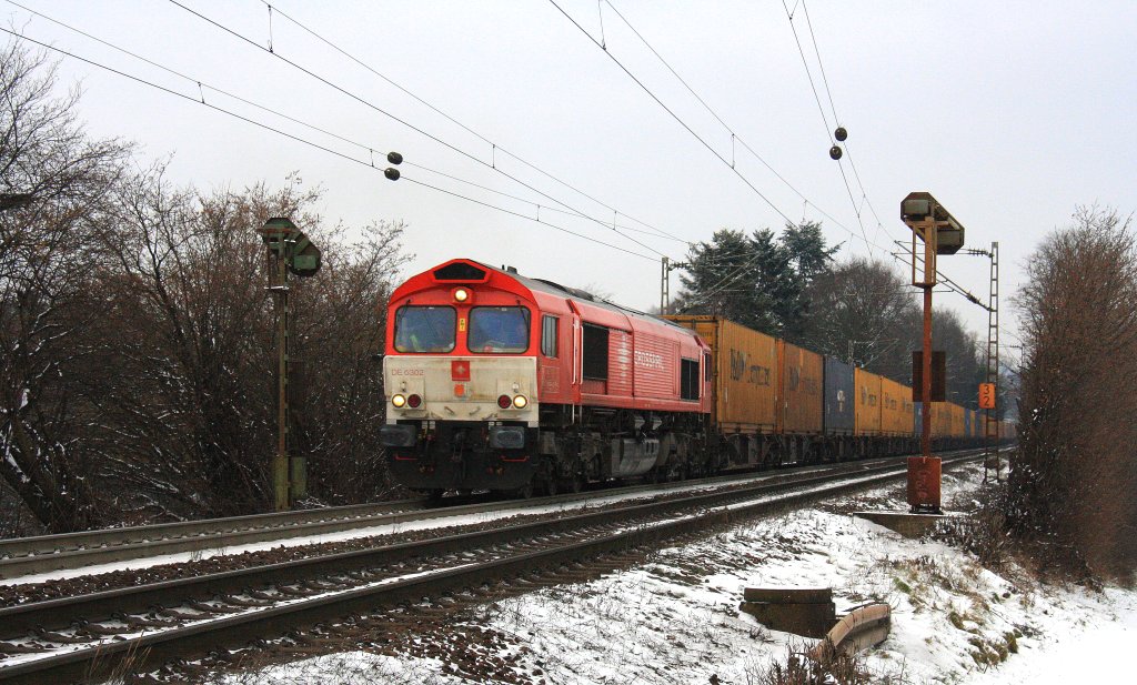Die Class 66 DE6302  Federica  von Crossrail kommt die Gemmenicher-Rampe hochgefahren mit einem  P&O Ferrymasters Containerzug von Aachen-West nach Zeebrugge(B) bei Schnee am eiskalten 18.1.2013.