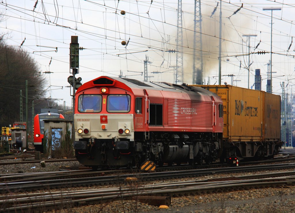 Die Class 66 DE6302  Federica  von Crossrail fhrt mit viel  viel Qualm mit  einem P&O Ferrymasters Containerzug aus  Gallarate(I) nach  Zeebrugge(B) bei der Ausfahrt von Aachen-West und fhrt in Richtung Montzen/Vise/Belgien bei Wolken am 3.2.2013.