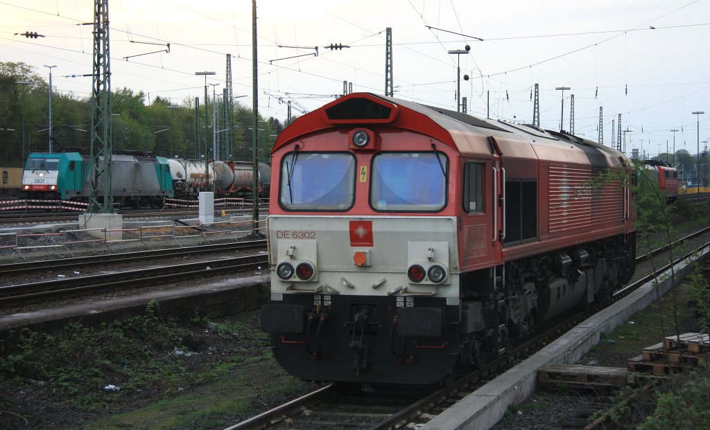 Die Class 66 DE6302  Federica  von Crossrail steht abgestellt an der Laderampe in Aachen-West in der Abendstimmung am 1.5.2013.