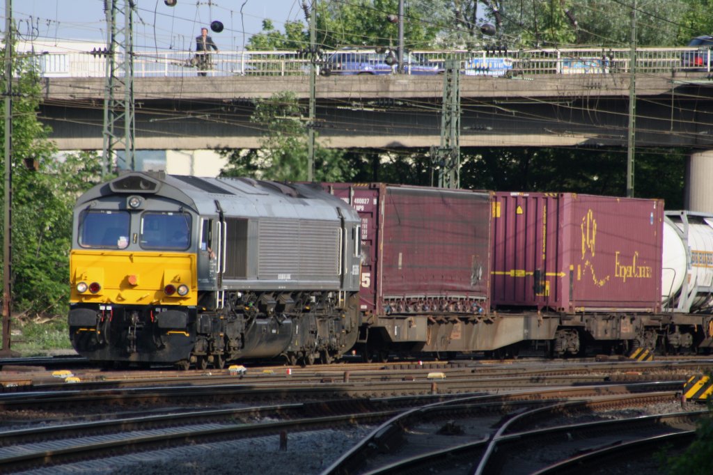 Die Class 66 DE6306 von DLC Railways kommt mit einem gemischten Containerzug aus Belgien und fhrt in Aachen-West ein bei Sonnenschein.
11.5.2011