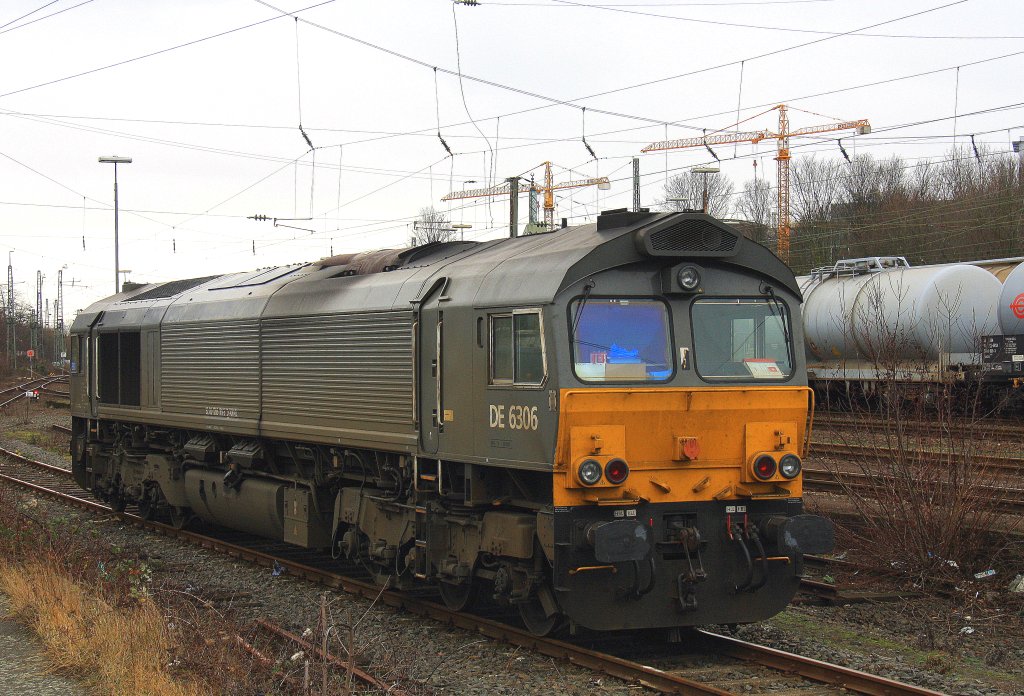 Die Class 66 DE6306 von DLC Railways steht abgestellt an der Laderampe in Aachen-West bei Wolken am 29.12.2011.