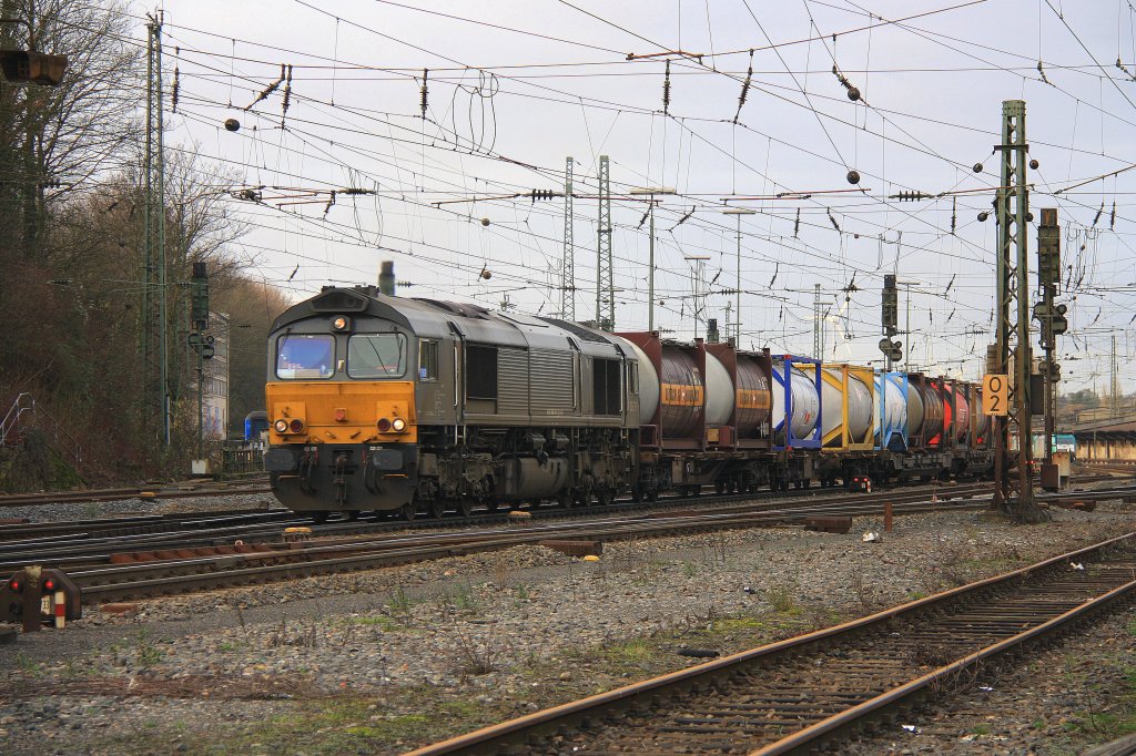 Die Class 66 DE6306 von DLC Railways fhrt mit einem Containerzug von Aachen-West nach Belgien am 14.1.2012.
