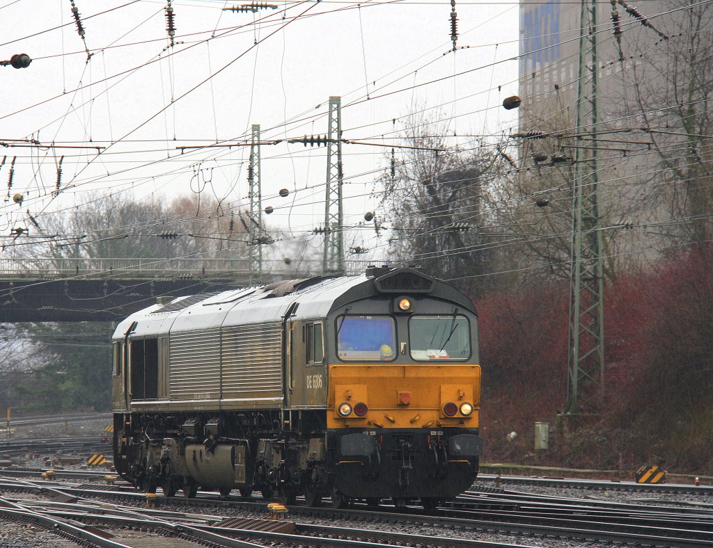 Die Class 66 DE6306 von DLC Railways kommt als Lokzug aus Montzen(B) und fhrt in Aachen-West ein bei Regen am 4.3.2012