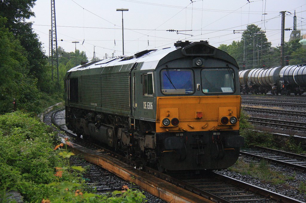 Die Class 66 DE6306 von DLC Railways steht an der Laderampe in Aachen-West bei Regenwetter am 12.6.2012.