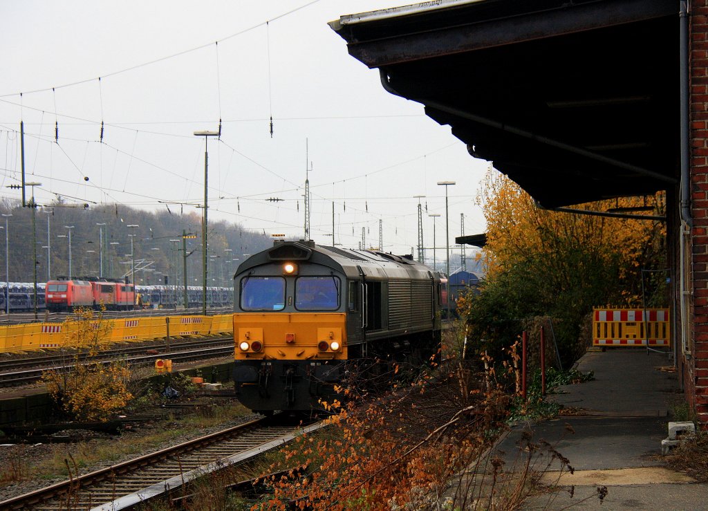 Die Class 66 DE6306 von DLC Railways steht an der Laderampe in Aachen-West bei    grauem Novemberwetter am 24.11.2012.