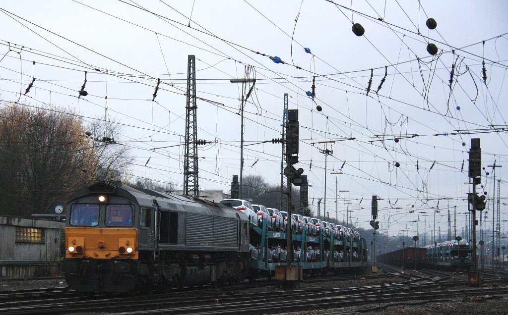 Die Class 66 DE6306 von DLC Railways fhrt mit einem sehr langen Ford-Autozug von Aachen-West nach Belgien und fhrt in Richtung Montzen/Belgien in der Abendstimmung am 24.11.2012.