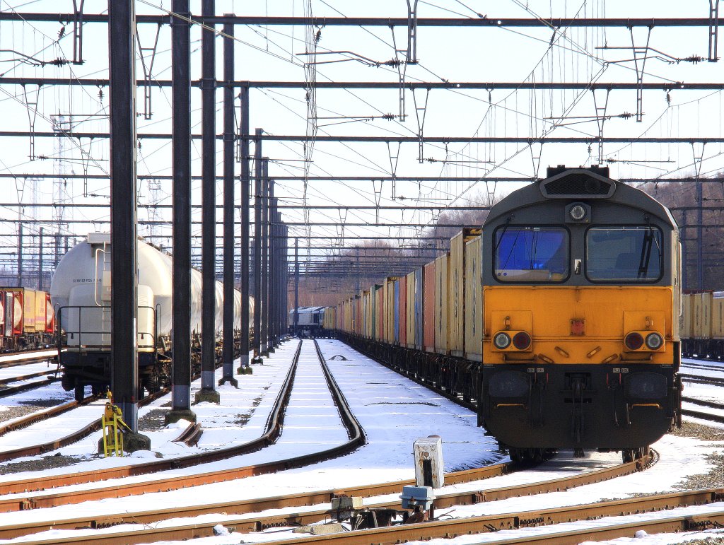 Die Class 66 DE6306 von DLC Railways steht in Montzen-Gare(B) mit einem sehr langen MSC-Containerzug,
am Zugende ist eine Class 66 DE6307 von DLC Railways bei schner Wintersonne am Kalten 10.2.2013.