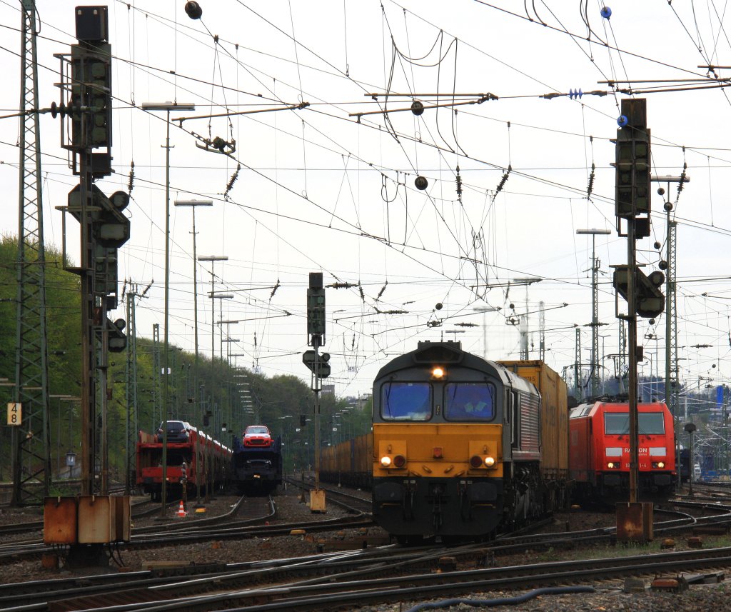 Die Class 66 DE6306 von DLC Railways fhrt mit einem langen P&O Ferrymasters Containerzug aus Gallarate(I) nach Zeebrugge(B)  bei der Ausfahrt aus Aachen-West und fhrt in Richtung Montzen/Belgien bei Wolken am 27.4.2013.