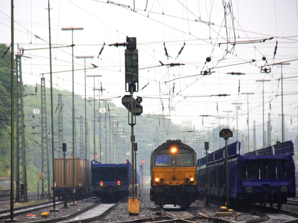 Die Class 66 DE6306 von DLC Railways fhrt als Lokzug aus Aachen-West nach Montzen(B) bei der Ausfahrt von Aachen-West und fhrt in Richtung Belgien bei strmenden Regen am Abend vom 29.5.2013. 
