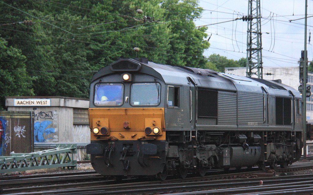 Die Class 66 DE6306 von DLC Railways rangiert in Aachen-West in der Abenddmmerung am 22.6.2013.