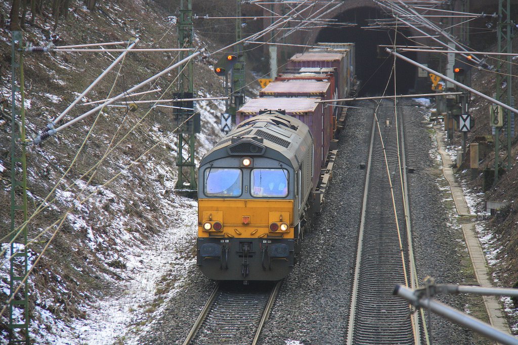 Die Class 66 DE6307 von DLC Railways zieht einen Containerzug aus dem Gemmenicher-Tunnel aus Richtung Belgien und fhrt die Rampe nach Aachen-West herunter bei Sonne.
Aufgenommen bei Reinartzkehl am 21.2.2012.