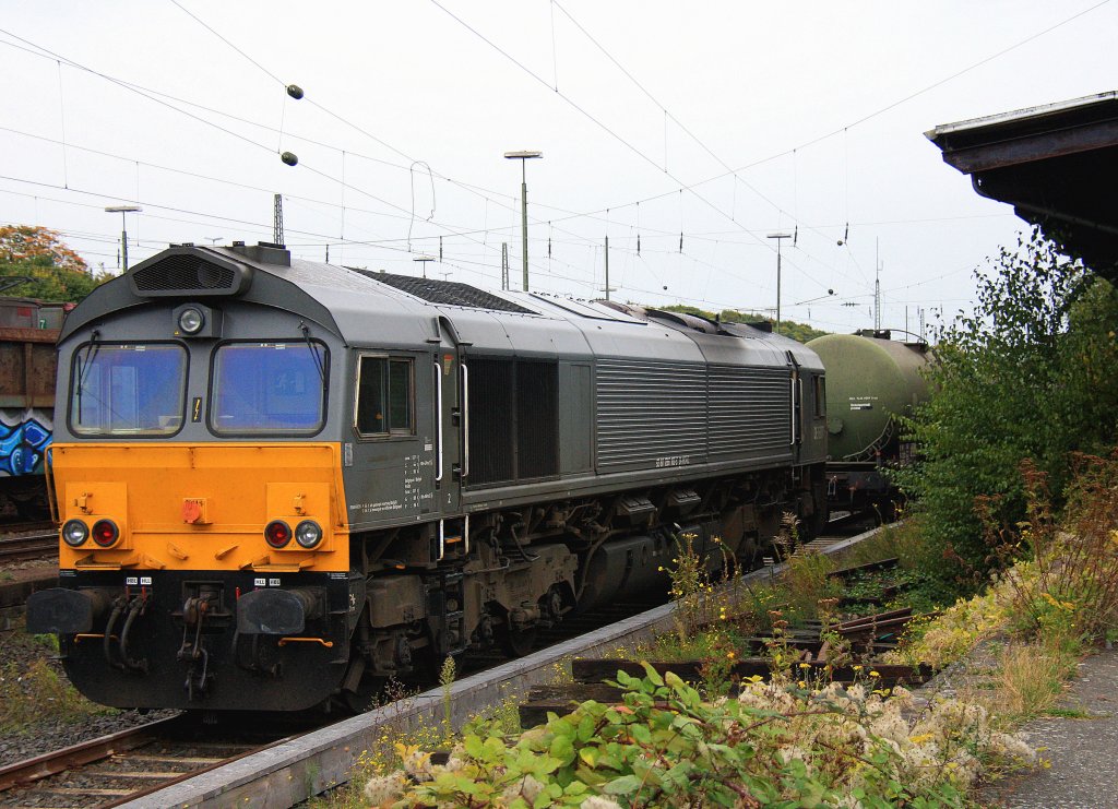 Die Class 66 DE6307 von DLC Railways steht abgestellt an der Laderampe in Aachen-West bei Regwolken am 3.10.2012.