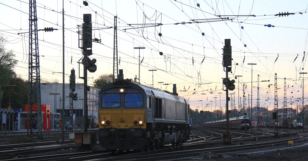 Die Class 66 DE6307 von DLC Railways rangiert in Aachen-West in der Abenddmmerung am 27.10.2012.