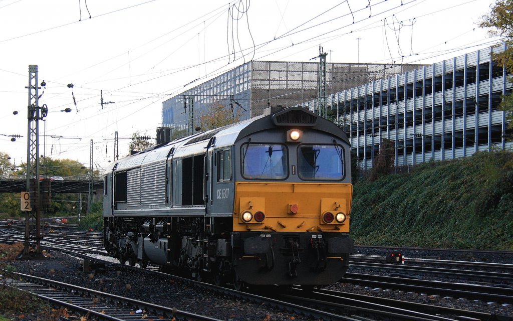 Die Class 66 DE6307 von DLC Railways kommt als Lokzug aus Montzen-Gare(B) und fhrt in Aachen-West ein in der Abendsonne am 4.11.2012.