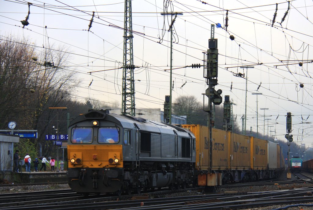 Die Class 66 DE6307 von DLC Railways fhrt mit einem P&O Ferrymasters Containerzug aus Gallarate(I) nach Muizen(B) bei der Ausfahrt von Aachen-West in Richtung Belgien am Kalten 2.12.2012.