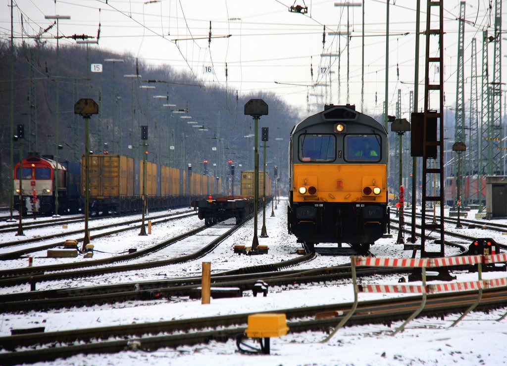 Die Class 66 DE6307 von DLC Railways  fhrt als Lokzug aus Aachen-West nach Montzen-Gare(B) bei der Ausfahrt aus Aachen-West und fhrt in Richtung Montzen/Belgein im Schnee am 18.1.2013.