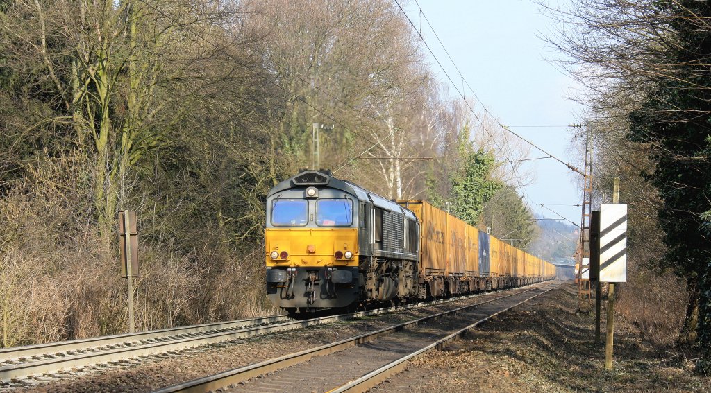 Die Class 66 DE6307 von DLC Railways fhrt die Gemmenicher-Rampe hoch,zieht einen langen P&O Ferrymasters Containerzug aus Aachen-West und fhrt  in Richtung Montzen(B). Aufgenommen an der Montzenroute am Gemmenicher-Weg bei schnem Sonnenschein am 17.2.2013.