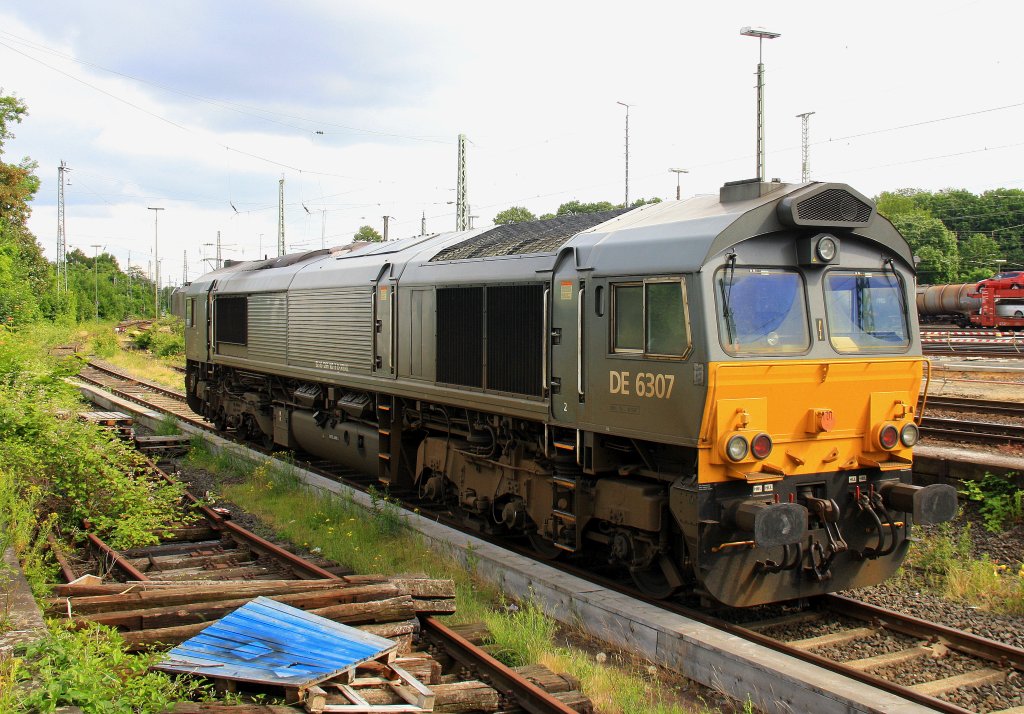 Die Class 66 DE6307 von DLC Railways steht abgestellt an der Laderampe in Aachen-West bei Sonne und Wolken am 29.6.2013.