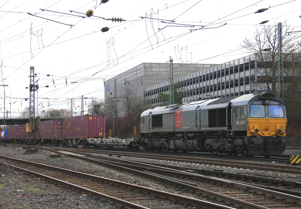 Die Class 66 DE6309 von DLC Railways kommt mit einem Containerzug aus Belgien und fhrt in Aachen-West ein am 14.1.2012.