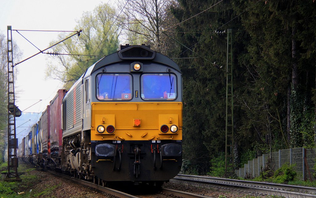 Die Class 66 DE6309 von DLC Railways kommt die Gemmenicher-Rampe herunter mit einem Containerzug aus Belgien und fhrt nach Aachen-West.
Aufgenommen an der Vaalser-Strae bei Wolken am 13.4.2012.