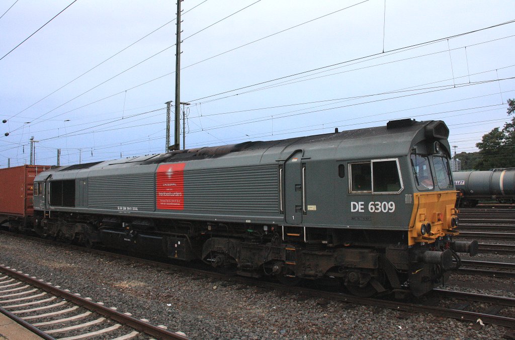 Die Class 66 DE6309 von DLC Railways steht in Aachen-West mit einem Containerzug bei Regenwetter am 3.10.2012.