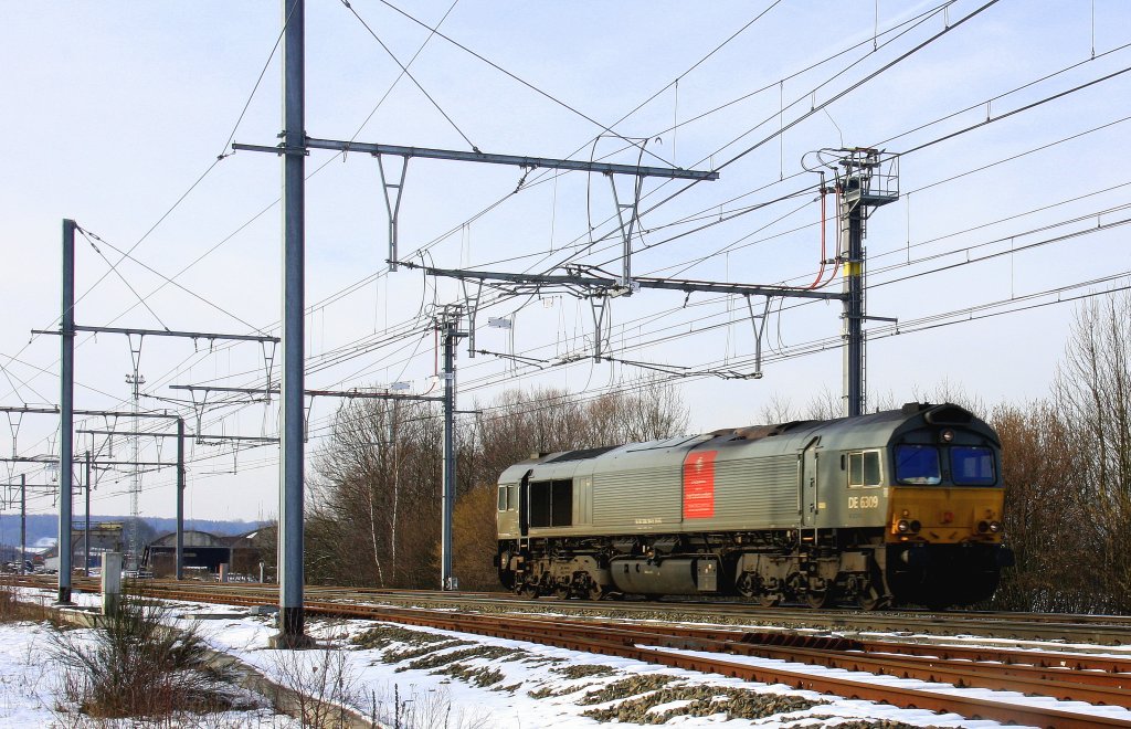Die Class 66 DE6309 von DLC Railways fhrt als Lokzug nach Aachen-West. Aufgenommen in Montzen-Gare(B) bei schnem Winterwetter am 10.2.2013.