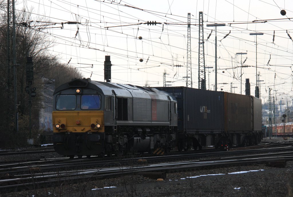 Die Class 66 DE6309 von DLC Railways fhrt mit viel Gas mit einem P&O Ferrymasters Containerzug aus Gallarate(I) nach Zeebrugge(B) bei der Ausfahrt von Aachen-West und fhrt in Richtung Montzen/Vise/Belgien bei schner Wintersonne in der Abenddmmerung am Kalten 10.2.2013.