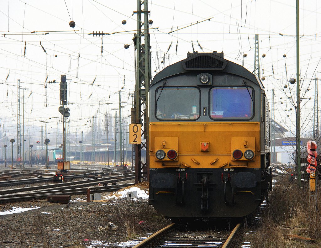 Die Class 66 DE6309 von DLC Railways steht in Aachen-West auf dem Abstellgleis bei Sonne und Wolken am 2.3.2013.