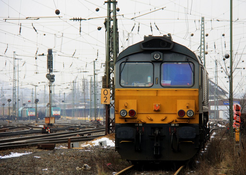 Die Class 66 DE6309 von DLC Railways steht auf dem Abstellgleis in Aachen-West bei Sonne und Wolken am Kalten 2.3.2013.