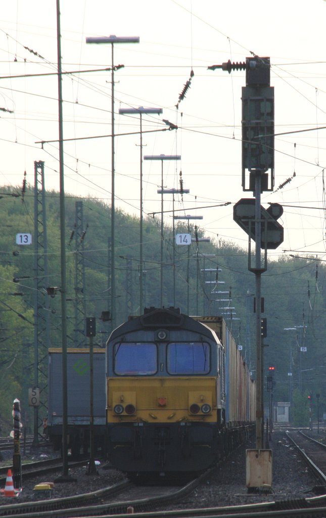 Die Class 66 DE6309 von DLC Railways steht in Aachen-West mit einem sehr langen MSC-Containerzug und wartet auf die Abfahrt nach Belgien in der Abendsonne am 
1.5.2013.
Und das ist mein 2100tes Bahnbild bei WWW.Bahnbilder,de.