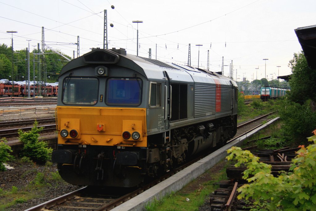 Die Class 66 DE6309 von DLC Railways steht abgestellt an der Laderampe in Aachen-West bei Sonne und Regenwolken am 25.5.2013.