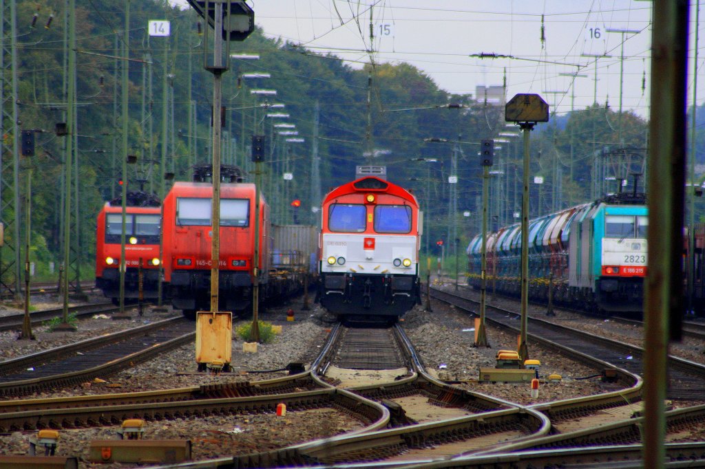 Die Class 66 DE6310  Griet  von Crossrail steht in Aachen-West  mit einem Containerzug und wartet auf die Abfahrt nach Belgien bei Herbstwetter.
8.10.2011