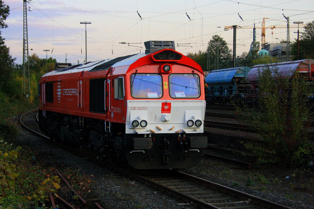 Die Class 66 DE6310  Griet  steht abgestellt in Aachen-West bei  Abendsonne.
20.10.2011