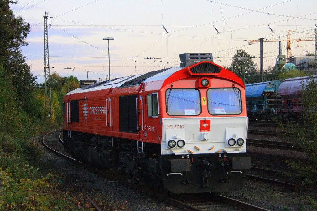 Die Class 66 DE6310  Griet  von Crossrail steht abgestellt in Aachen-West an der Laderampe bei Abendsonne.
20.10.2011