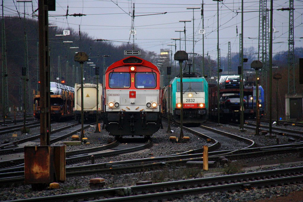 Die Class 66 DE6310  Griet  von Crossrail rangiert in Aachen-West bei Nieselregen am 28.12.2011