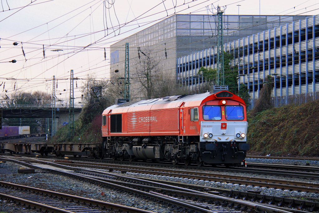 Die Class 66 DE6310  Griet  von Crossrail kommt mit einem Containerzug aus Belgien und f�hrt in Aachen-West ein bei Wolken am 30.12.2011.