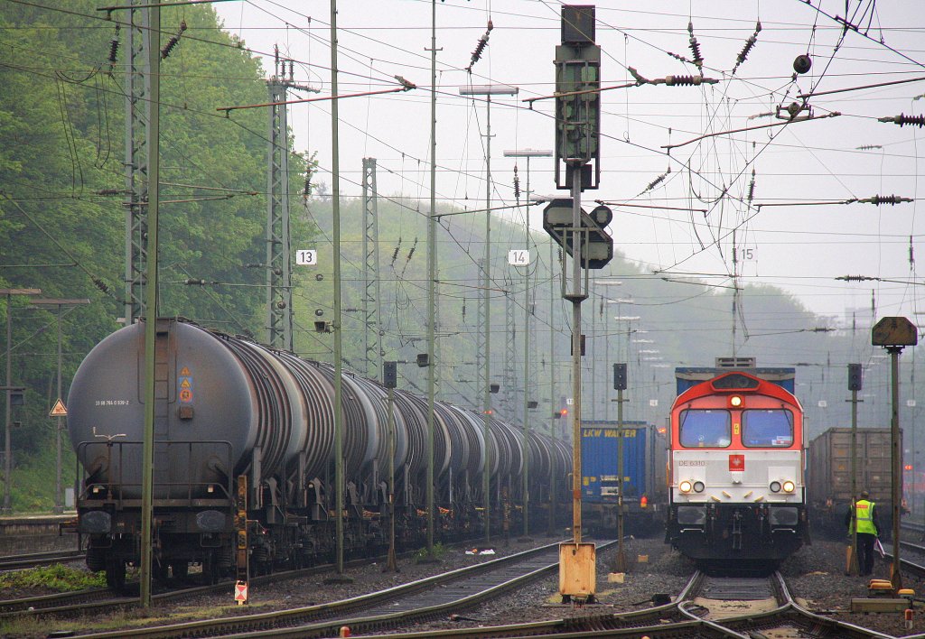 Die Class 66 DE6310  Griet  von Crossrail steht in Aachen-West mit einem LKW-Walter-Zug und wartet auf die Abfahrt nach Genk-Goederen(B) bei Nieselregen am 5.5.2012.