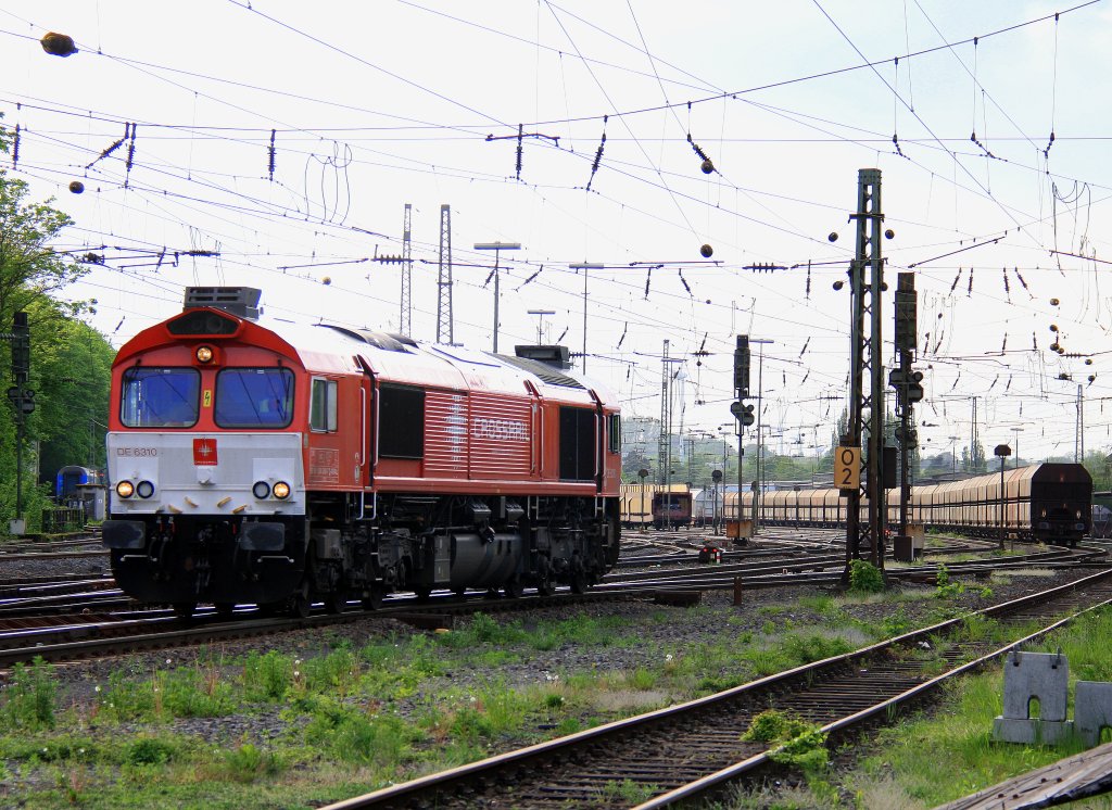 Die Class 66 DE6310  Griet  von Crossrail rangiert in Aachen-West bei der Abendsonne mit Wolken am 9.5.2012.