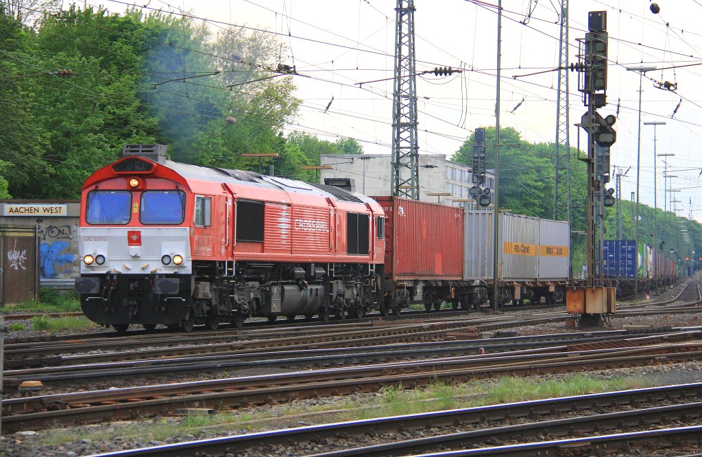 Die Class 66 DE6310  Griet  von Crossrail fhrt mit viel Gas einem Containerzug von Aachen-West nach Belgien bei Abendstimmung am 11.5.2012.