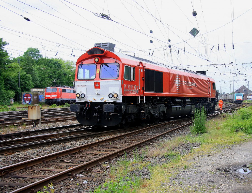Die Class 66 DE6310  Griet  von Crossrail rangiert in Aachen-West am Abend des 31.5.2012.