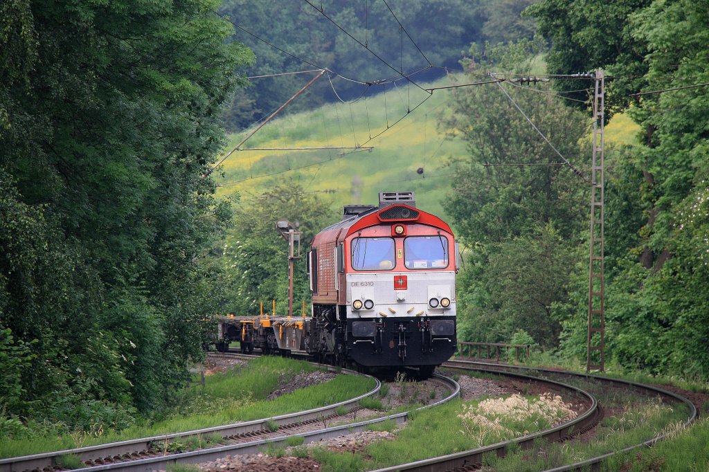 Die Class 66 DE6310  Griet  von Crossrail kommt die Gemmenicher-Rampe hochgebrummt mit einem Containerzug aus Aachen-West und fhrt in Richtung Montzen/Belgien und fhrt gleich in den Gemmenicher-Tunnel hinein.
Aufgenommen in Reinartzkehl am 1.6.2012.