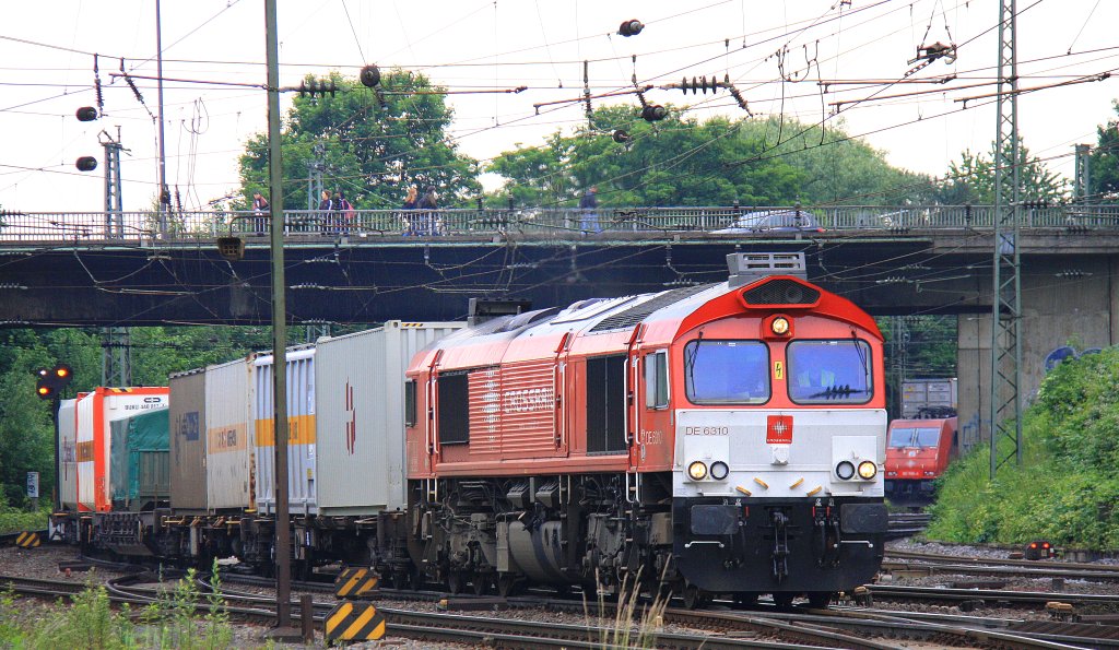 Die Class 66 DE6310  Griet  von Crossrail kommt mit einem Containerzug aus Belgien und fhrt in Aachen-West ein bei Wolken am 13.6.2012.