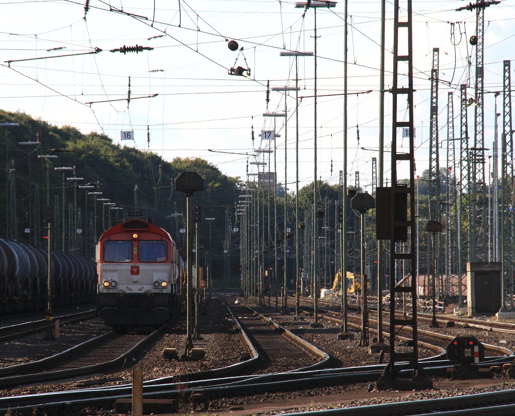 Die Class 66 DE6310  Griet  von Crossrail steht in Aachen-West mit einem Containerzug und wartet auf die Abfahrt nach Belgien bei Sonnenschein am 22.9.2012.