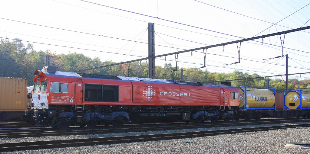 Die Class 66 DE6310  Griet  von Crossrail steht in Montzen-Gare(B) mit einem Bulkhaul-Ganzzug aus Zeebrugge-Ramskapelle(B) am Zugende steht eine Class 66 von DLC Railways bei Goldenem Oktoberwetter am 21.10.2012.