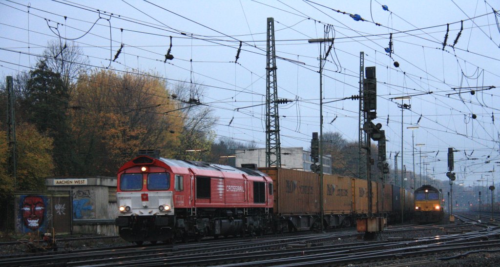 Die Class 66 DE6310  Griet  von Crossrail f�hrt mit P&O Ferrymasters Containerzug aus Gallarate(I) nach Muizen(B) bei der Ausfahrt von Aachen-West in Richtung Belgien.
Und im Hintergrund steht die Class 66 DE6309 von DLC Railways mit einem Bulkhaul-Ganzzug und wartet auf die Abfahrt nach Zeebrugge-Ramskapelle(B) in der Regenstimmung am 18.11.2012.