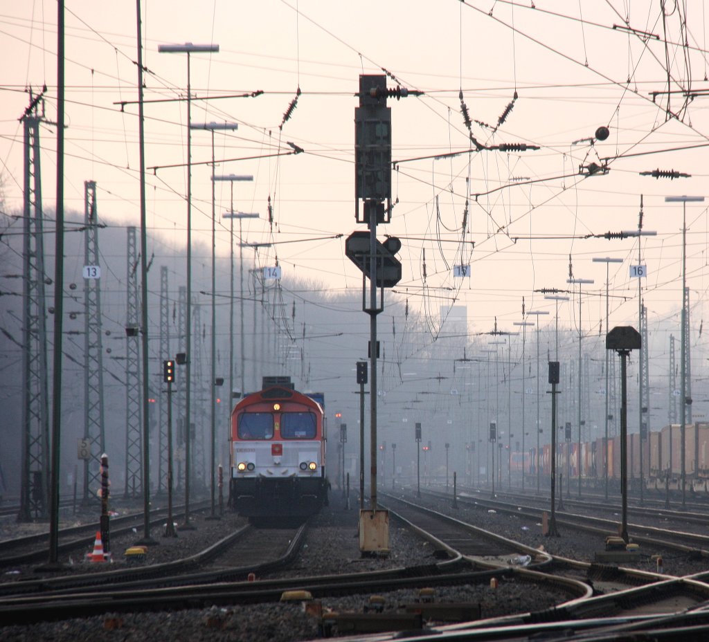 Die Class 66 DE6310  Griet  von Crossrail fhrt mit P&O Ferrymasters Containerzug aus Gallarate(I) nach Zeebrugge(B) bei der Ausfahrt von Aachen-West und fhrt in Richtung Montzen/Vise/Belgien in der Abendsonne am 29.3.2013.