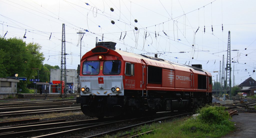 Die Class 66 DE6310  Griet  von Crossrail rangiert in Aachen-West und im Hintergrund steht die  Class 66 PB03  Mireille  von Crossrail steht abgestellt bei Sonne und Wolken am Abend des 14.5.2013.